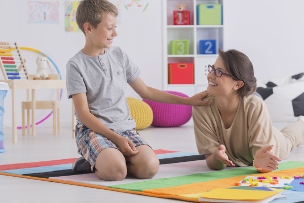 niño y terapeuta en terapia de psicología infanto-juvenil