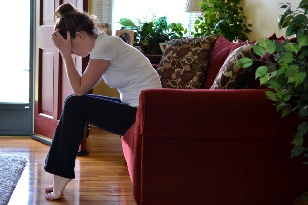 mujeres sentada en el sofá con trastorno de ansiedad